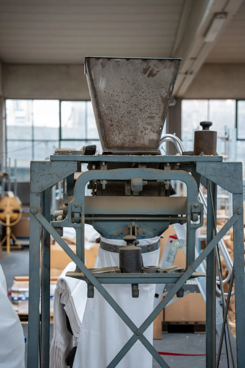 Metallische Abfüllanlage in einer Produktionshalle.