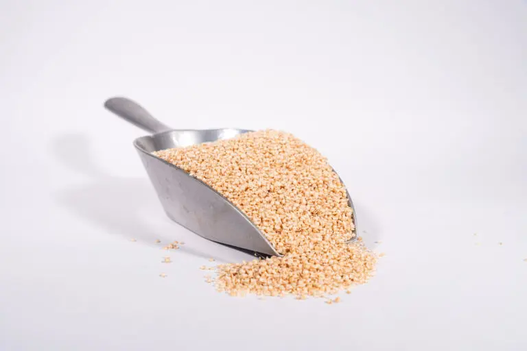 Hirseschalen auf Schaufel, Symbol für Abfüllung