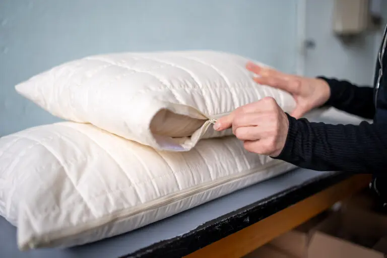 Nahaufnahme eines geöffneten Kissens mit sichtbarem Futter.