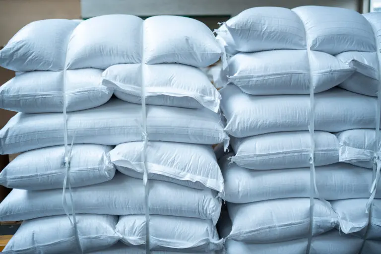 Nahaufnahme gestapelter Säcke mit Umreifung.