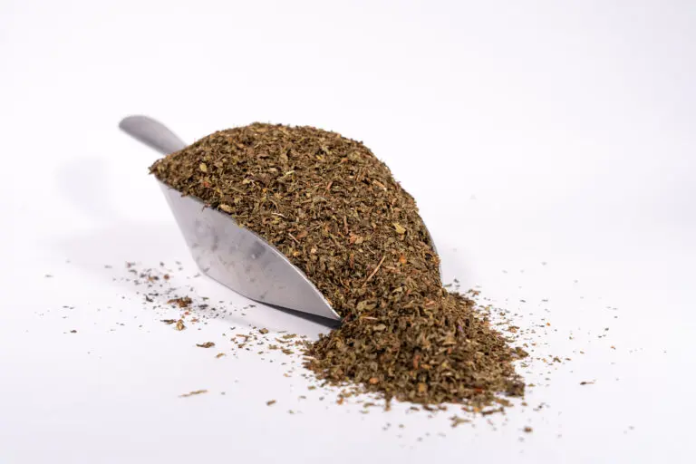 Spearmintblätter auf Schaufel, Symbol für Abfüllung